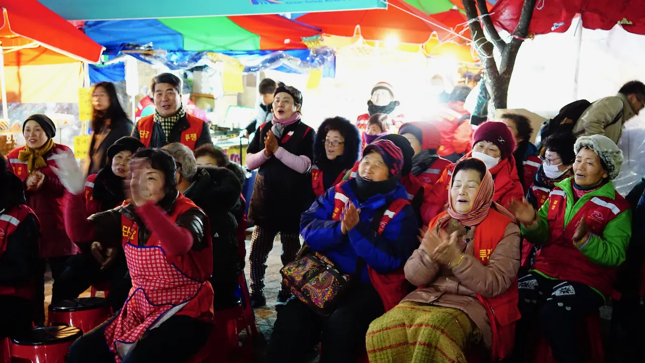 노량진수산시장에서 열린 예술해방전선 연대 활동 모습