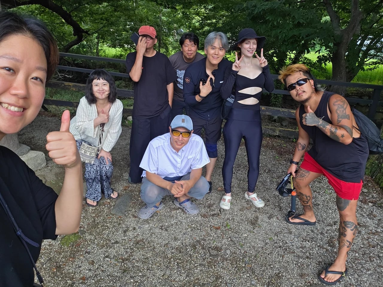 계곡 나들이에 함께한 예술해방전선 동지들의 단체 기념사진